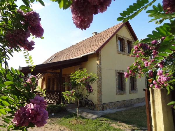 Pécsely apartman kiadó